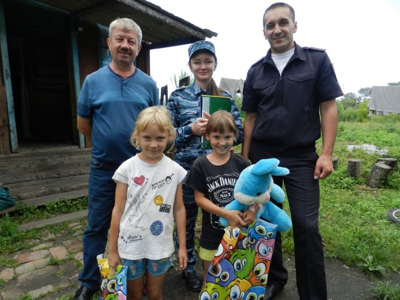 В Ленинском районе сотрудники полиции и общественники посетили семьи с детьми